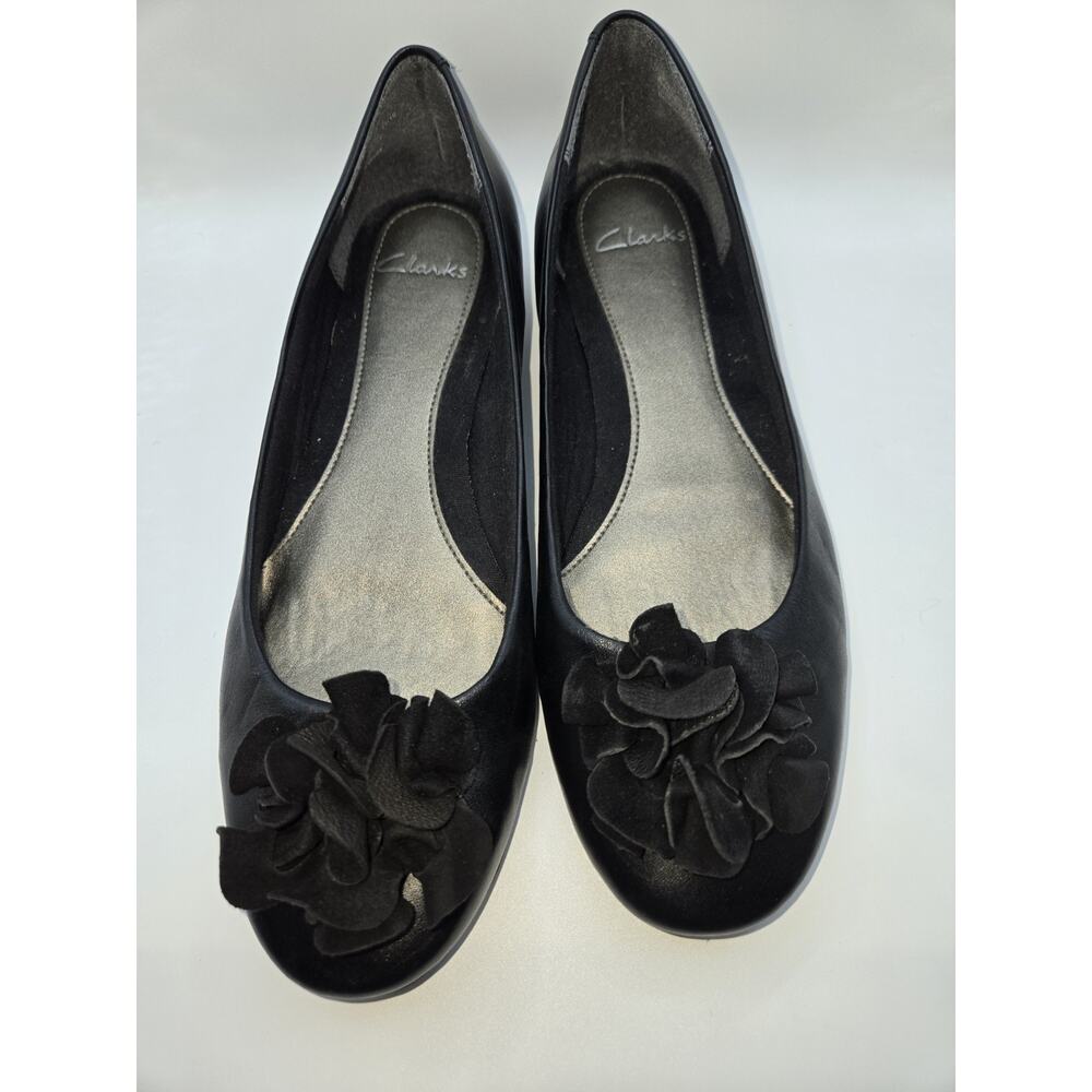 Clarks Flat Leather Shoe With Suede Flower Size 9m